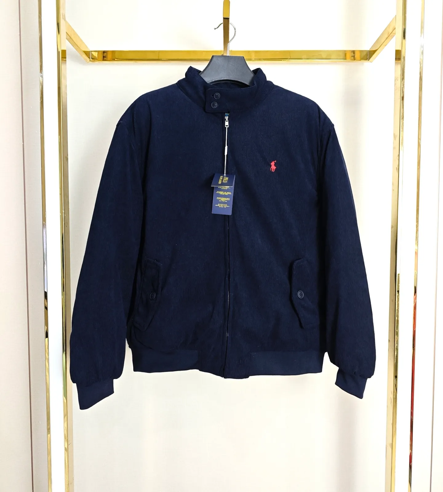 P340 Ralph Lauren/Ralph Lauren corduroy zipper cotton jacket. Ralph Lauren’s relaxed and high-definition corduroy jacket must be this contoured corduroy cotton jacket. It is really full of loose and high-definition comfort. The silhouette is designed not to be flattering on the figure. It can also be worn with a basic base to give a high-end feel. 🎻 The same style for couples. The actual product has thickness and can meet the needs of warmth. 🍂☀️